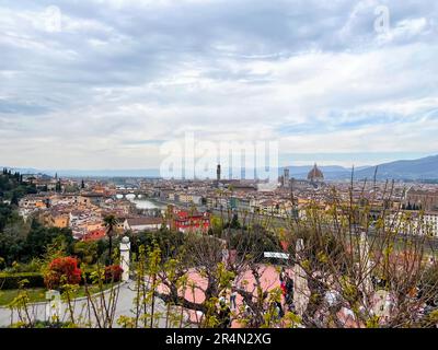 Florenz, Italien - 6. April 2022: Panoramablick auf Florenz von den Rosengärten, Giardini delle Rose, Toskana, Italien Stockfoto