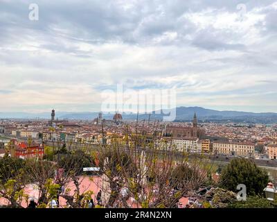 Florenz, Italien - 6. April 2022: Panoramablick auf Florenz von den Rosengärten, Giardini delle Rose, Toskana, Italien Stockfoto