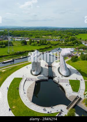 Luftaufnahme der Kelpies-Pferdeskulpturen im Helix Park in Falkirk, Schottland, Großbritannien Stockfoto