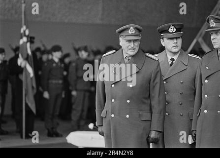 König Olav V von Norwegen nimmt an der Beerdigung von sechzehn Soldaten Teil, die bei NATO-Winterübungen durch eine Lawine getötet wurden (Bardufoss, 12. März 1986) Stockfoto