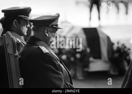 König Olav V von Norwegen nimmt an der Beerdigung von sechzehn Soldaten Teil, die bei NATO-Winterübungen durch eine Lawine getötet wurden (Bardufoss, 12. März 1986) Stockfoto