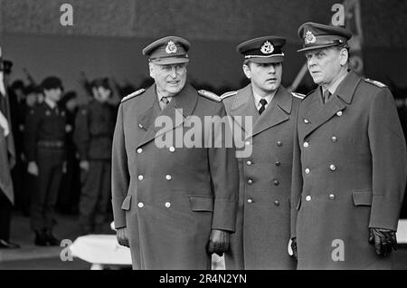 König Olav V von Norwegen nimmt an der Beerdigung von sechzehn Soldaten Teil, die bei NATO-Winterübungen durch eine Lawine getötet wurden (Bardufoss, 12. März 1986) Stockfoto