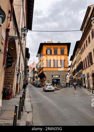 Florenz, Italien - 6. April 2022: Typische Architektur und Blick auf die Straße in Florenz, Toskana, Italien. Stockfoto