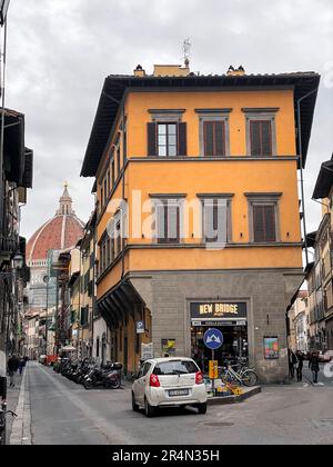 Florenz, Italien - 6. April 2022: Typische Architektur und Blick auf die Straße in Florenz, Toskana, Italien. Stockfoto