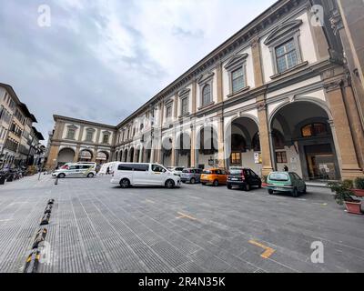 Florenz, Italien - 6. April 2022: Typische Architektur und Blick auf die Straße in Florenz, Toskana, Italien. Stockfoto