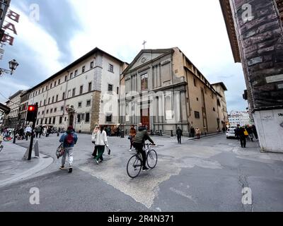 Florenz, Italien - 6. April 2022: Typische Architektur und Blick auf die Straße in Florenz, Toskana, Italien. Stockfoto