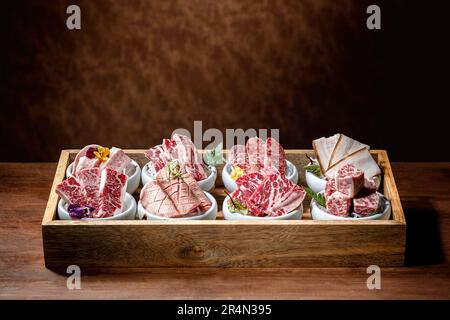 wagyu-Rinderteller, japanische Yakiniku-Platte, Barbecue-Platte, Wagyu-Rindfleischset Stockfoto