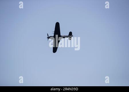 Das historische Hawker Hurricane WW2-Kampfflugzeug der Royal Air Force fliegt während der Feierlichkeiten im Mai über das Dorf Golcar in der Nähe von Huddersfield Stockfoto