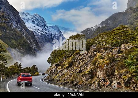 Berglandschaft, Straße zum Fiordland zwischen großen Bergen, Neuseeland Stockfoto