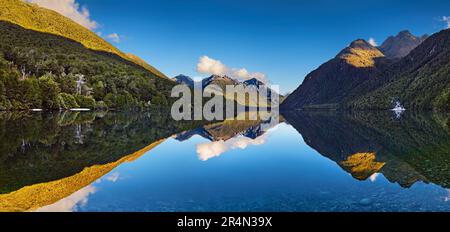 Panorama des Gunn-Sees, Fjordland, Neuseeland Stockfoto