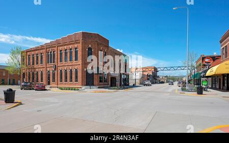 Sturgis, South Dakota, USA – 15. Mai 2023: Blick auf die Main Street, das zentrale Einkaufsviertel der Stadt Stockfoto