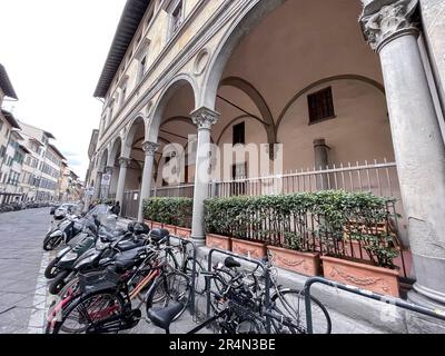 Florenz, Italien - 6. April 2022: Typische Architektur und Blick auf die Straße in Florenz, Toskana, Italien. Stockfoto