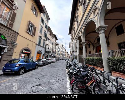 Florenz, Italien - 6. April 2022: Typische Architektur und Blick auf die Straße in Florenz, Toskana, Italien. Stockfoto