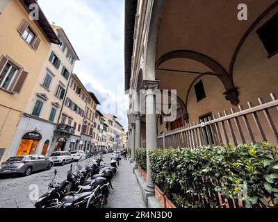 Florenz, Italien - 6. April 2022: Typische Architektur und Blick auf die Straße in Florenz, Toskana, Italien. Stockfoto