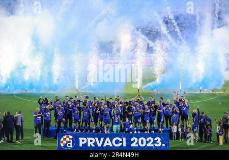 Zagreb. 28. Mai 2023. Die Spieler von Dinamo Zagreb feiern mit der Trophäe, nachdem sie am 28. Mai 2023 in Zagreb, Kroatien, den Crotian Football League HNL-Titel gewonnen haben. Kredit: Sanjin Strukic/PIXSELL via Xinhua/Alamy Live News Stockfoto