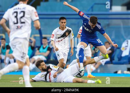 Zagreb. 28. Mai 2023. Matthew Steenvoorden (unten) von Gorica und Martin Baturina (R) von Dinamo Zagreb treten am 28. Mai 2023 in der HNL-Runde 36 um den Ball zwischen GNK Dinamo Zagreb und HNK Gorica in Zagreb, Kroatien, an. Kredit: Sanjin Strukic/PIXSELL via Xinhua/Alamy Live News Stockfoto