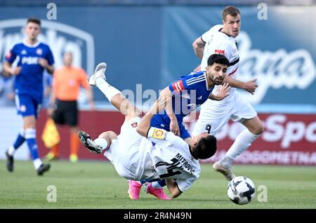 Zagreb. 28. Mai 2023. Josip Mitrovic (L) von Gorica und Sadegh Moharrami von Dinamo Zagreb treten am 28. Mai 2023 in der HNL-Runde 36 um den Ball zwischen GNK Dinamo Zagreb und HNK Gorica in Zagreb, Kroatien, an. Kredit: Sanjin Strukic/PIXSELL via Xinhua/Alamy Live News Stockfoto