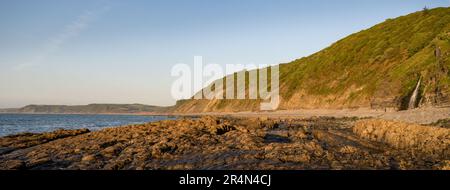 Blick vom Bucks Mill Beach, nördliche Küste von Devon, England am sonnigen Wintertag. Nach Nordosten. Stockfoto