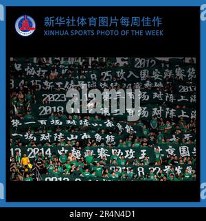 Peking, China. 23. Mai 2023. XINHUA SPORTFOTO DER WOCHE (vom 22. Mai bis 28. Mai 2023), ÜBERTRAGEN am 29. Mai 2023. Fans des Beijing Guoan FC jubeln das Team während des 2023. Staffelspiels der Chinese Football Association Super League (CSL) 9. Runde zwischen Peking Guoan und Cangzhou Mighty Lions FC im Workers' Stadium in Peking, Hauptstadt von China, am 23. Mai 2023 an. Kredit: Wang Lili/Xinhua/Alamy Live News Stockfoto