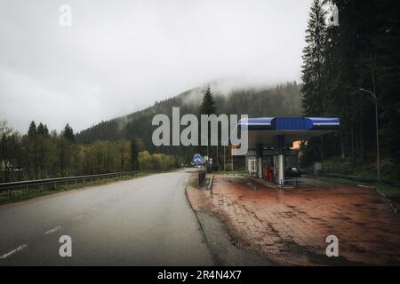 Tankstelle in den Bergen der Ukraine. Ländliche Tankstelle in den ukrainischen Karpaten. Stockfoto