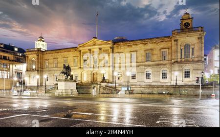 Princes Street bei Nacht mit National Records of Scotland, Edinburgh Stockfoto