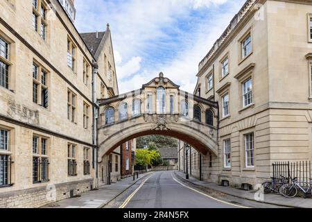 Die Bridge of Sighs oder Hertford Bridge liegt zwischen den Gebäuden der Hertford College University in der New College Lane Street in Oxford, Oxfordshire, England Stockfoto