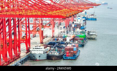 (DATEI) Foto aufgenommen am 20. April 2023 zeigt Schiffe, die Taicang und International Wharf in Taizhou, Provinz Jiangsu, Provinz China.iangsu, C, ablegen Stockfoto