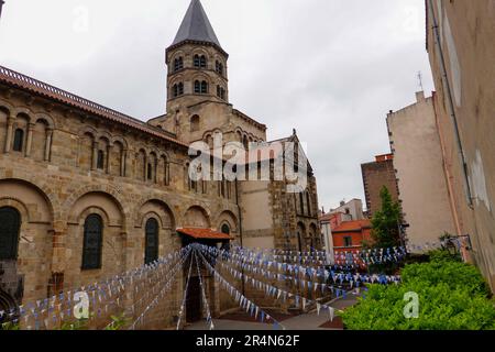 Außenansicht Notre-Dame du Port, Romanesk, römisch-katholische Kirche, Basilika im Hafenviertel, Clermont-Ferrand, Auvergne, Frankreich. Stockfoto