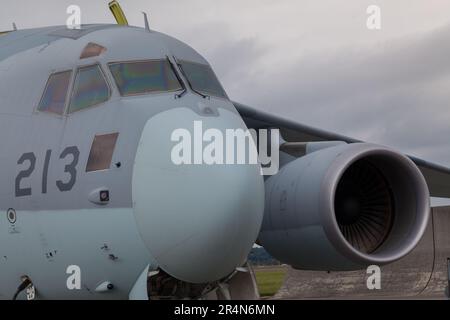 Die Nase einer japanischen Selbstverteidigungskraft (JSDF) Kawasaki C2 Militärtransportflugzeug auf dem Yokota-Stützpunkt in Fussa, Tokio, Japan. Stockfoto