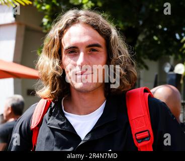 Paris, Frankreich. 29. Mai 2023. Tennis: Grand Slam; ATP Tour - French Open. Der griechische Stefanos Tsitsipas kommt auf dem Trainingsgelände an. Kredit: Frank Molter/dpa/Alamy Live News Stockfoto