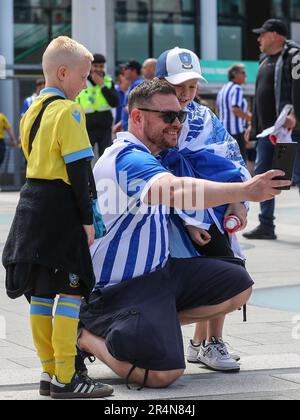 Sheffield Wednesday Fan macht ein Selfie vor dem Sky Bet League 1 Play-off-Finalspiel Barnsley vs Sheffield Mittwoch im Wembley Stadium, London, Großbritannien, 29. Mai 2023 (Foto von Gareth Evans/News Images) in London, Großbritannien, am 5./29. Mai 2023. (Foto: Gareth Evans/News Images/Sipa USA) Stockfoto