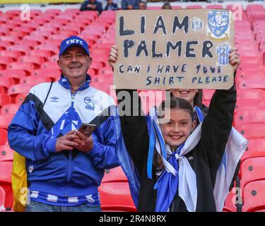 London, Großbritannien. 29. Mai 2023. Ein junger Fan von Sheffield Wednesday hält am 5./29. Mai 2023 im Wembley Stadium, London, Großbritannien, vor dem Sky Bet League 1 Play-off-Finalspiel Barnsley vs Sheffield Wednesday am 29. Mai 2023 (Foto von Gareth Evans/News Images) in London, Großbritannien, ein Plakat zur Anforderung eines Trikots bereit. (Foto: Gareth Evans/News Images/Sipa USA) Guthaben: SIPA USA/Alamy Live News Stockfoto