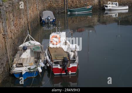 Kleine Boote legten an einem ruhigen Frühlingstag im Crail Harbour, Fife, Schottland an. Stockfoto