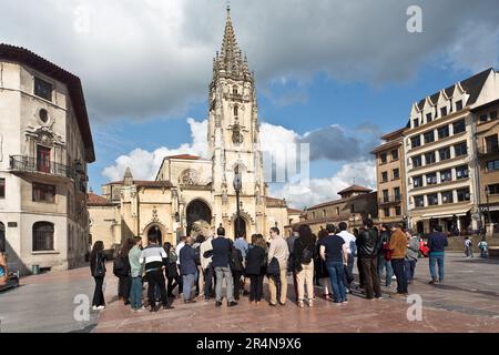 Domplatz in Oviedo, Asturien, Spanien. Die Basilika der Heiligen Kirche Metropolitan Cathedral von San Salvador de Oviedo. Gotischer Stil Stockfoto