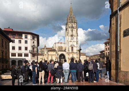 Domplatz in Oviedo, Asturien, Spanien. Die Basilika der Heiligen Kirche Metropolitan Cathedral von San Salvador de Oviedo. Gotischer Stil Stockfoto