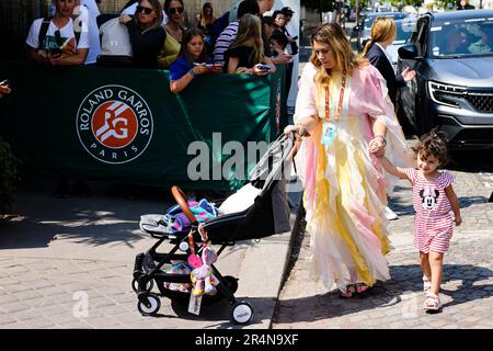 Paris, Frankreich. 29. Mai 2023. Marion Bartoli und ihre Tochter beim French Open Grand Slam Tennis Turnier 2023 in Roland Garros, Paris, Frankreich. Frank Molter/Alamy Live-Nachrichten Stockfoto