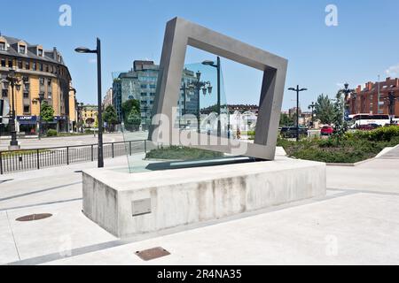 Plaza de la Poesia, Oviedo, Asturien, Spanien. Herminio-Skulptur. Bänke im Buchformat auf der Plaza de la Poesía, neben Bulevar del Vasco. Stockfoto