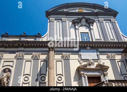 Fachada principal de la iglesia de San Lorenzo Maggiore en Nápoles, Italia Stockfoto