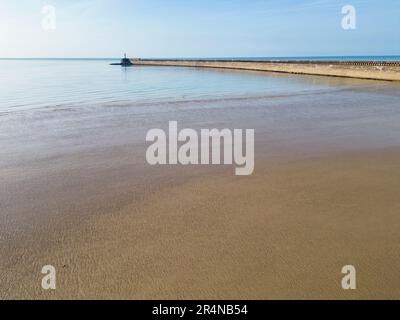 Luftaufnahme des Newhaven Wellenbrechers und des Leuchtturms an der Ostküste von Sussex Stockfoto