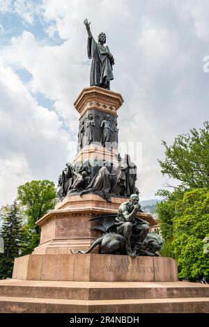 Blick auf die Dante-Statue in einem Park in Trento, 23. April 2023, Trento, Trentino Alto Adige, Italien. Werk des florentinischen Künstlers Cesare Zocchi. Stockfoto