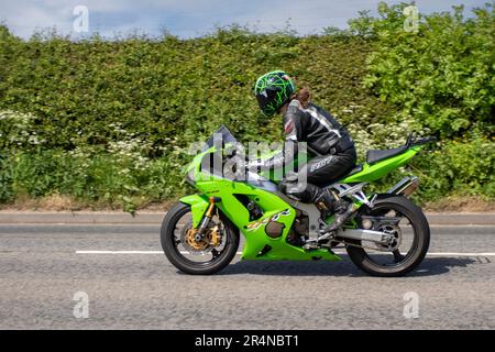 2004 Green Kawasaki Zx636 B1H, flüssigkeitsgekühlter 4-Takt-Viermotorrad-Reihenmotor; auf der Cheshire Classic Car & Motorcycle Show, Stockfoto