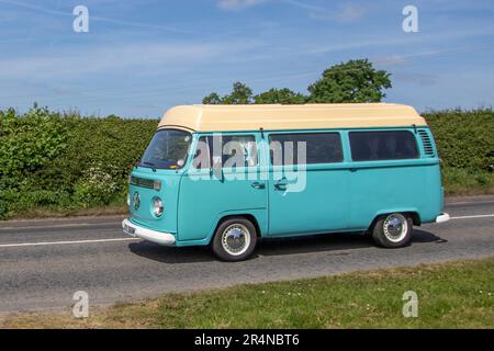 1974 70er Jahre Blue Cream VW Volkswagen Motorcaravan, Benzin 1795 ccm; auf der Cheshire Classic Car & Motorcycle Show, Stockfoto