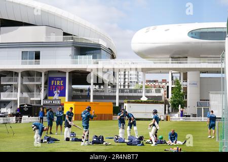 Englische Spieler während einer Nets Session auf Lord's Cricket Ground, London. Foto: Montag, 29. Mai 2023. Stockfoto
