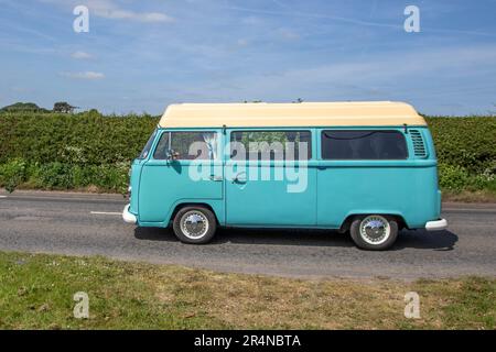 1974 70s Seventies Blue Cream VW Volkswagen Motor Caravan, Benzin 1795 cm3; auf der Cheshire Classic Car & Motorcycle Show, Stockfoto