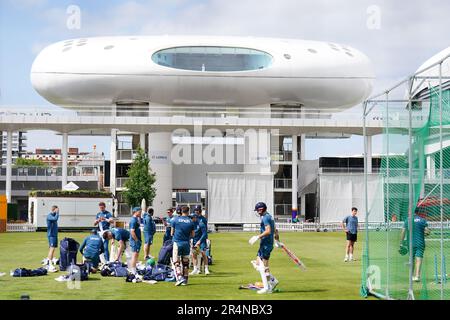 Englische Spieler während einer Nets Session auf Lord's Cricket Ground, London. Foto: Montag, 29. Mai 2023. Stockfoto