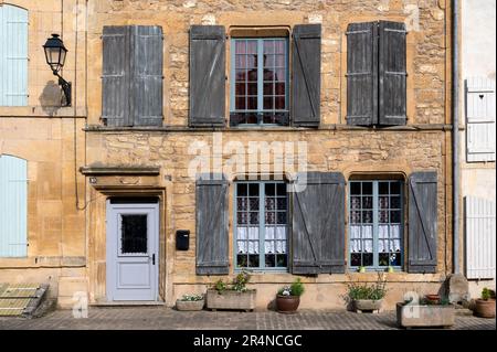 Der goldfarbene Sandstein des Dorfes Marville im Departement Maas der französischen Region Grand Est Stockfoto