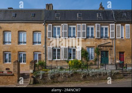 Der goldfarbene Sandstein des Dorfes Marville im Departement Maas der französischen Region Grand Est Stockfoto