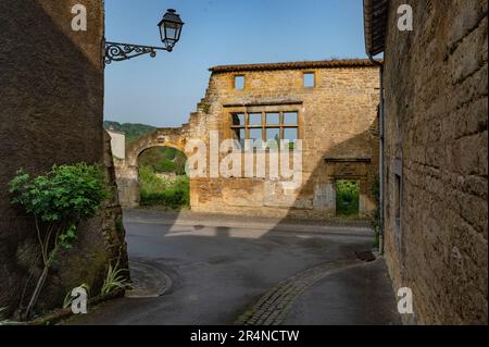 Der goldfarbene Sandstein des Dorfes Marville ist auch in der Fassade des couvent des bénédiktines zu sehen Stockfoto