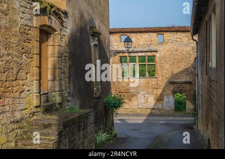 Der goldfarbene Sandstein des Dorfes Marville ist auch in der Fassade des couvent des bénédiktines zu sehen Stockfoto