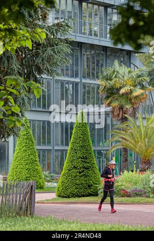 LYON, FRANKREICH, 25. Mai 2023 : an einem wunderschönen sonnigen Tag vor den Gewächshäusern des Tête d'Or-Parks laufen Stockfoto